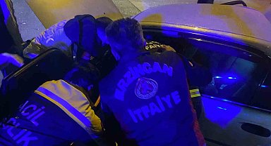 Sinyalizasyon ışıklarında bekleyen iki otomobile arkadan gelen otomobil çarptı: 3 yaralı