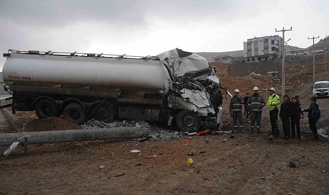 Şırnak'ta freni boşalan akaryakıt tankeri elektrik direğine çarptı