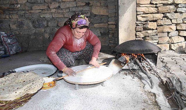 Şırnak'ta kadınlar hava durumuna göre ekmek pişiriyor