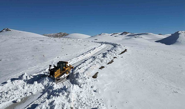 Şırnak'ta kardan kapanan yollar, yaylada kalan aileler için açılıyor