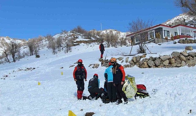 Şırnak'ta nefes kesen çığ tatbikatı