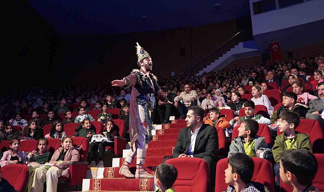 Şırnak'ta "Uçuyor Uçuyor Hezarfen Uçuyor" tiyatro oyunu sahnelendi
