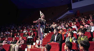 Şırnak'ta "Uçuyor Uçuyor Hezarfen Uçuyor" tiyatro oyunu sahnelendi