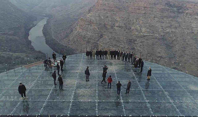Şırnak'taki Cehennem Dersi Cam Terası turistlerin ilgi odağında