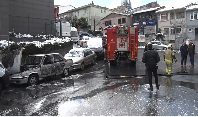 Şişli'de alev alev yanan otomobile yangın söndürme tüpüyle müdahale kamerada