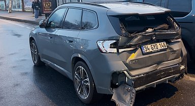 Şişli'de kırmızı ışıkta duramayan İETT Otobüsü öndeki jipe çarptı: 2 yaralı