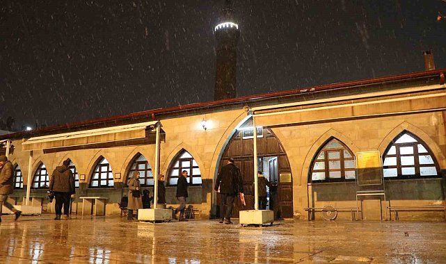 Sivas Ulu Camii'nde ilk teravih namazı kılındı