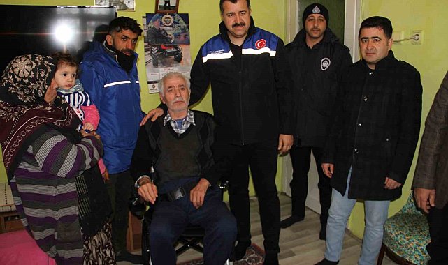 Sivas'ta felçli vatandaşa akülü araba, engelli çocuğa ise puset hediye edildi