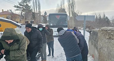 Sivas'ta karla mücadele ekipleri yolda kalanların yardımına yetişti