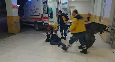 Sivas'ta, sağlık ekipleri yaralıyı sedyeden düşürdü