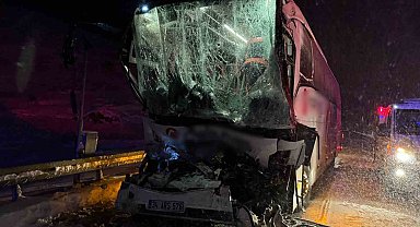 Sivas'ta yolcu otobüsü park halindeki tıra çarptı, 1'i ağır 13 kişi yaralandı