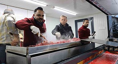 Sivaslı fenomen tostçu, Berat Kandili'nde sucuk ekmek dağıttı