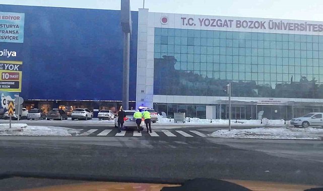 Soğuk kış gününde polislerinden iç ısıtan hareket