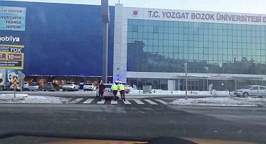 Soğuk kış gününde polislerinden iç ısıtan hareket