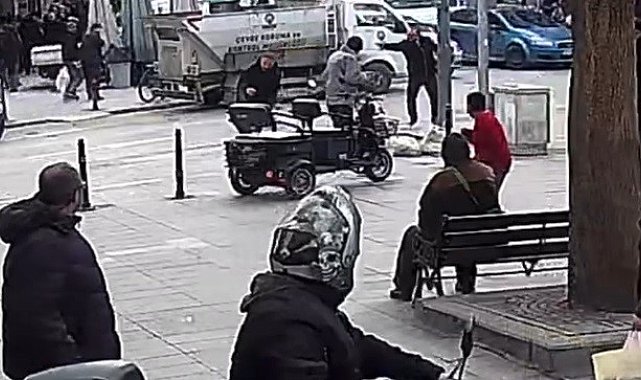 Sokak ortasında tabancayı peş peşe ateşleyerek husumetlisini vurdu