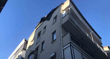 Söke'de fırtına apartman çatısını uçurdu