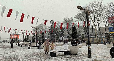 Sultangazi beyaza büründü, çocuklar karın tadını çıkardı