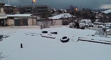 Sultangazi'de kar etkili oldu