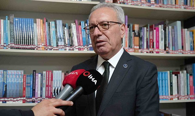 Sunay Akın, "Koyu Mavi Memleket Kumaşı" kitabını okurlarla buluşturdu