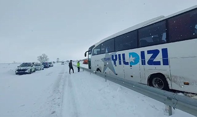 Sürücülerin karla imtihanı: Kanala düşen otobüs ve otomobil kurtarıldı