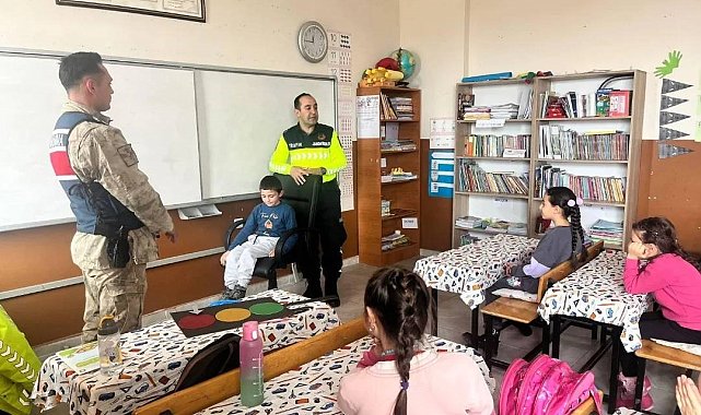 Susuz'da jandarma öğrencilere trafik kurallarını anlattı