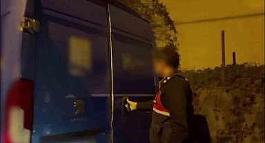 Taklit ettikleri kargo aracı ile kaçakçılık yaparken yakalandılar