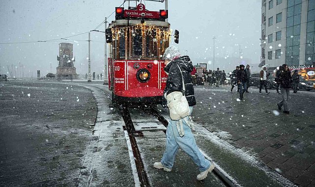 Taksim'de akşam saatlerinde kar yağışı etkili oldu