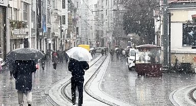 Taksim'de kar yağışı etkili olmaya başladı
