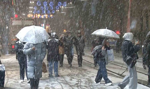 Taksim'de kar yağışı gece saatlerinde etkisini gösterdi