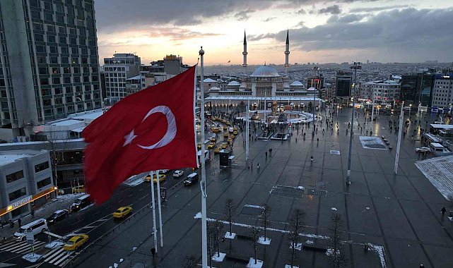 Taksim'de kartpostallık karlı gün batımı