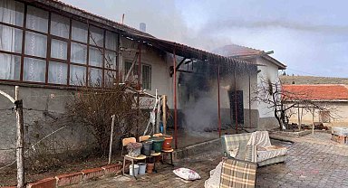 Tandırdan çıkan alevler evi yaktı