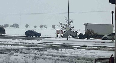 Tatvan'da 3 kişinin yaralandığı kaza anı kamerada