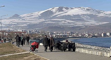 Tatvan'da güneşli havayı fırsat bilen vatandaşlar sahile akın etti