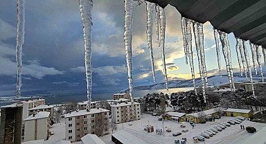 Tatvan'da kar yağışı: 40 köy yolu ulaşıma kapandı