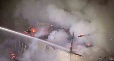 Tek katlı ev, yangında kullanılamaz hale geldi