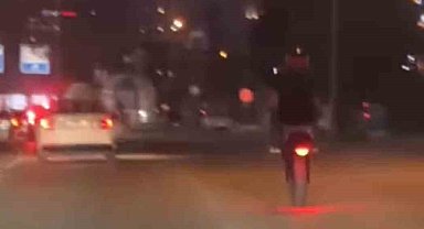 Tek teker üstünde tehlikeli yolculuk kamerada