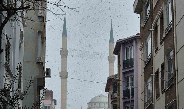 Tekirdağ'da lapa lapa kar yağışı