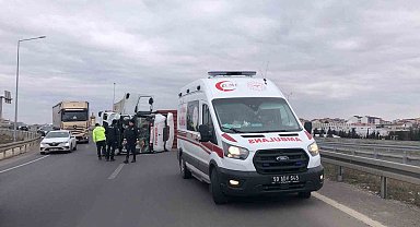 Tekirdağ'da virajı alamayan tır devrildi: 1 yaralı