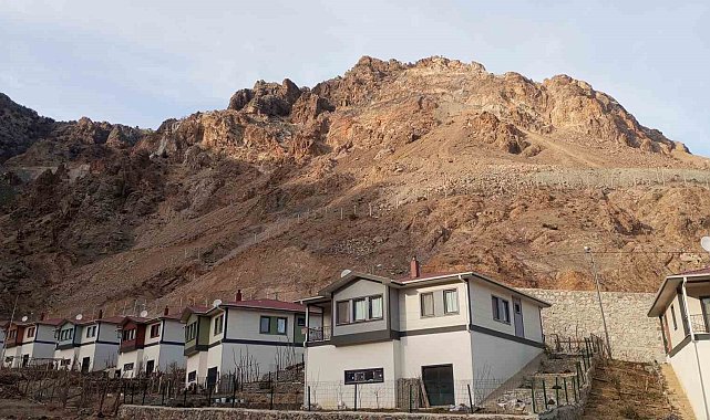 Tekkale köyünü tehdit eden kayalar için tel örgü çözüm