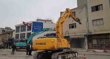Temel kazısında hasar alınca iş makineleriyle desteklenen bina kontrollü olarak yıkıldı
