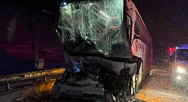 Tıra arkadan çarpan otobüs şoförü hayatını kaybetti, 13 yaralı