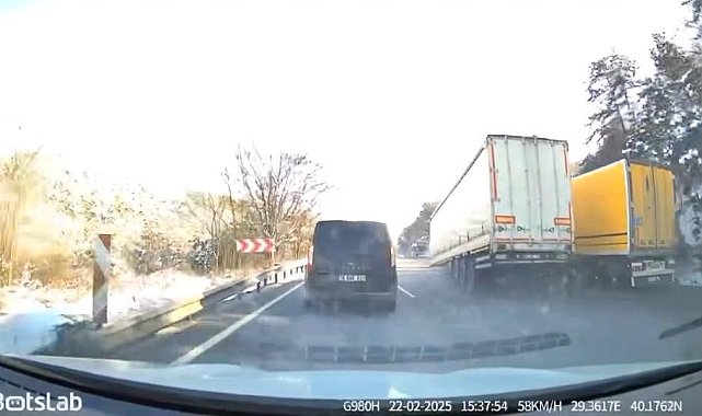 Tırın dorsesi koparak yol ortasında kaldı
