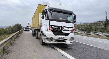 Tırla otomobil çarpıştı: 2 ölü 1 yaralı