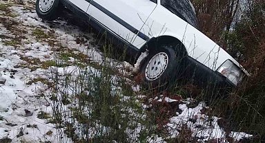 Tofaş otomobil şarampole düştü, uçuruma yuvarlanmaktan ağaçlar kurtardı