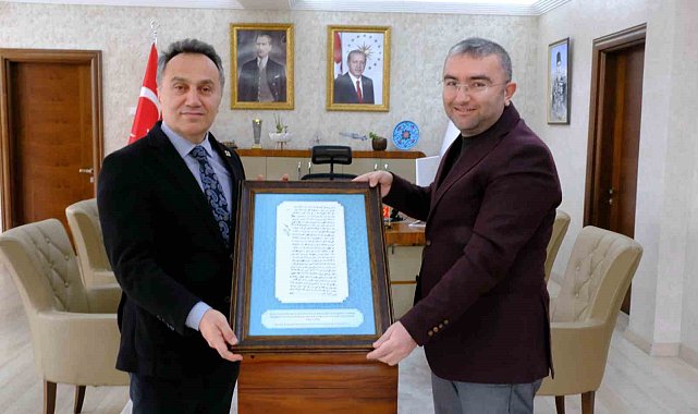 TOGÜ Rektörüne dedesinin şehit belgesi hediye edildi