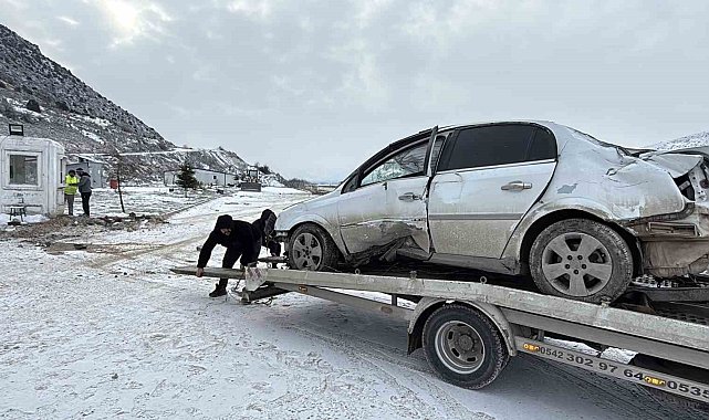 Tokat'ta güvenlik kulübesine çarpan otomobil sürücüsü yaralandı