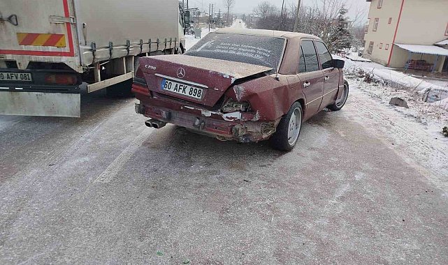 Tokat'ta kamyonete çarpan Mercedes otomobilin sürücüsü yaralandı