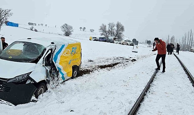 Tokat'ta PTT aracına tren çarptı: 1 yaralı