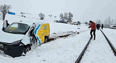 Tokat'ta PTT aracına tren çarptı: 1 yaralı