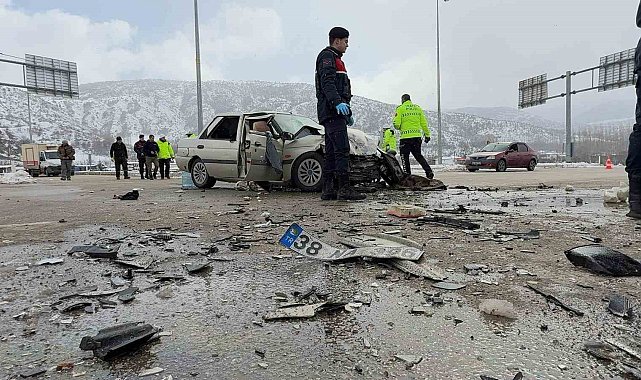 Tokat'ta tıra çarpan otomobildeki sürücü öldü, 2 yolcu yaralandı